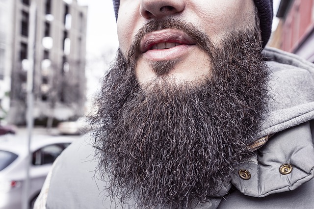 remove beard waves: man with a wavy beard